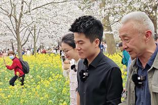 城在世界之巅⛰️伊蒂哈德球场换新装，挂上巨幅五冠王海报？